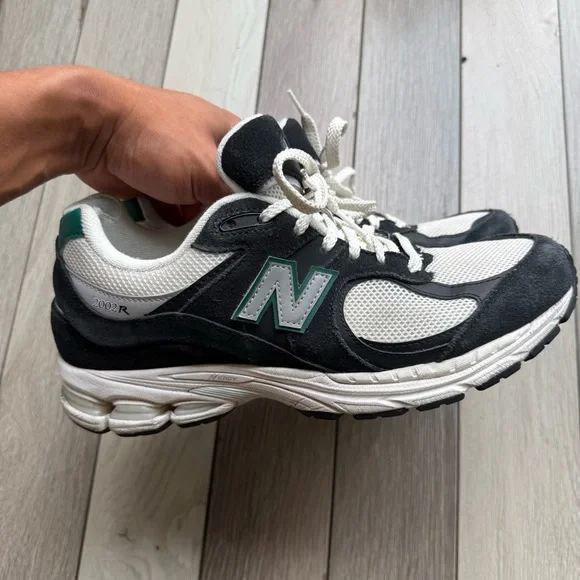 New Balance 2002R Black and White Shoes with Green Details - Picture 4 of 9